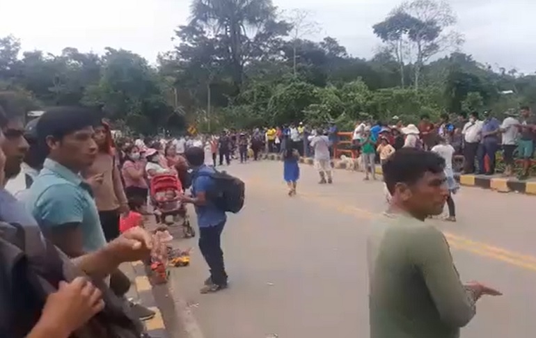 Portada: Puno: Cocaleros bloquean carretera Interoceánica en el Valle de San Gabán