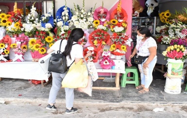 Portada: Vendedores de flores afectados por cierre de cementerios el 31 de octubre, 1 y 2 de noviembre