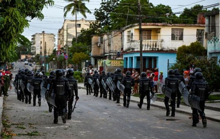 Portada: Cuba: fuerte presencia policial en La Habana ante llamado a marcha opositora