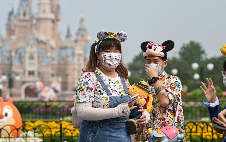 Portada: Confinan Disneyland Shanghái tras la visita al parque de un positivo por covid-19