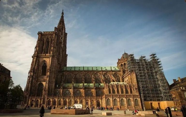 Portada: Francia: un hombre se prendió fuego frente a la Catedral de Estrasburgo