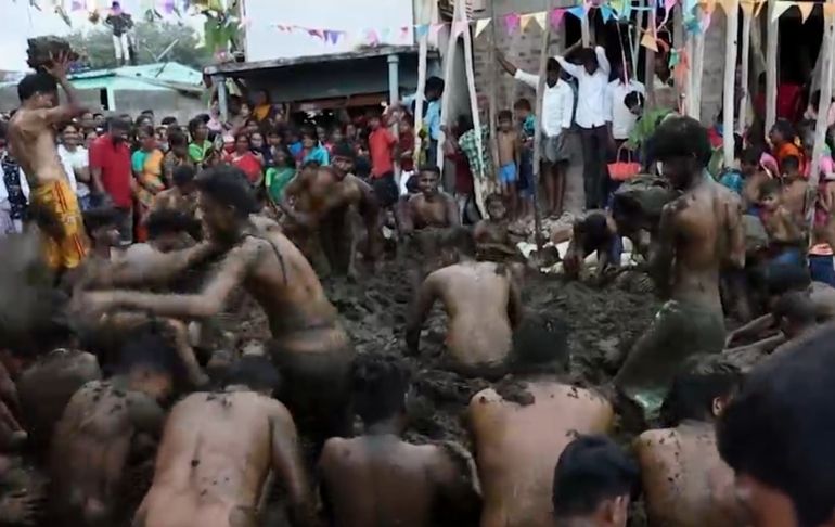 Portada: India: Miles de personas se bañaron en estiércol de vaca por festividad