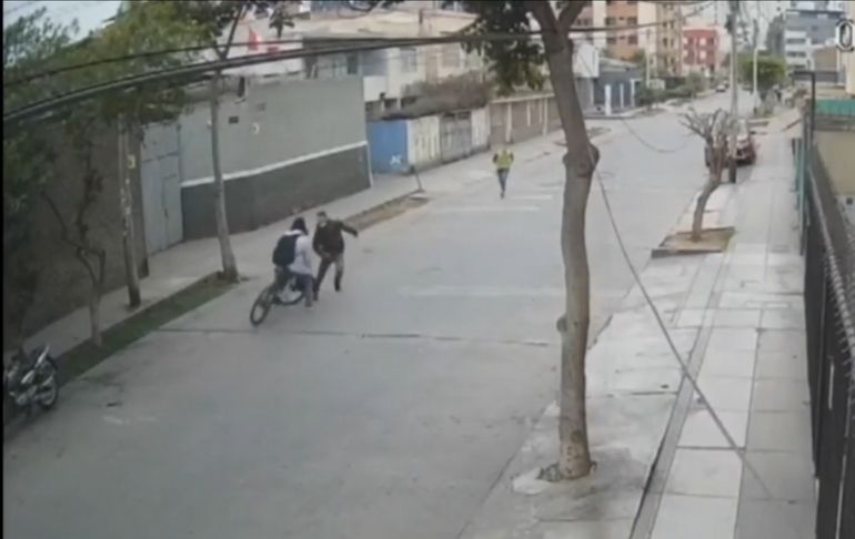 Surquillo: Joven atropella con su bicicleta a delincuente que había robado celular a una mujer