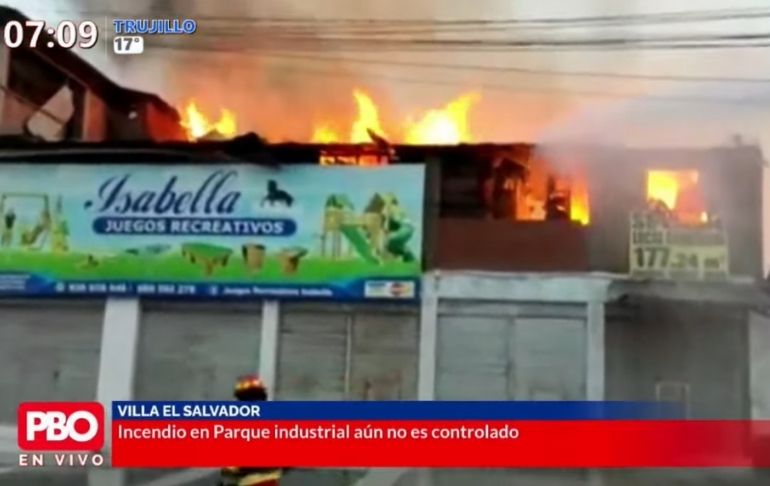 Villa El Salvador: bomberos intentan controlar gran incendio en zona industrial