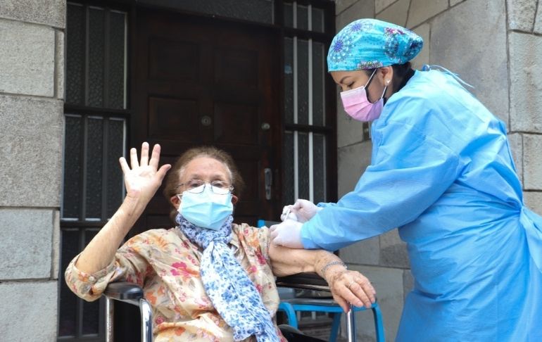 Portada: San Isidro: Adultos mayores con problemas de desplazamiento podrán recibir su tercera dosis en sus domicilios
