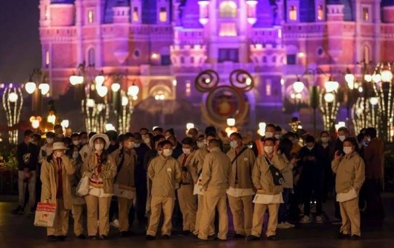 Portada: China encerró a más de 30 mil visitantes de Disneyland Shanghai tras un caso positivo de COVID-19