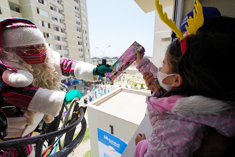 Villa Panamericana: Papa Noel con ayuda de escalera telescópica lleva obsequios a más de 120 niños con COVID-19