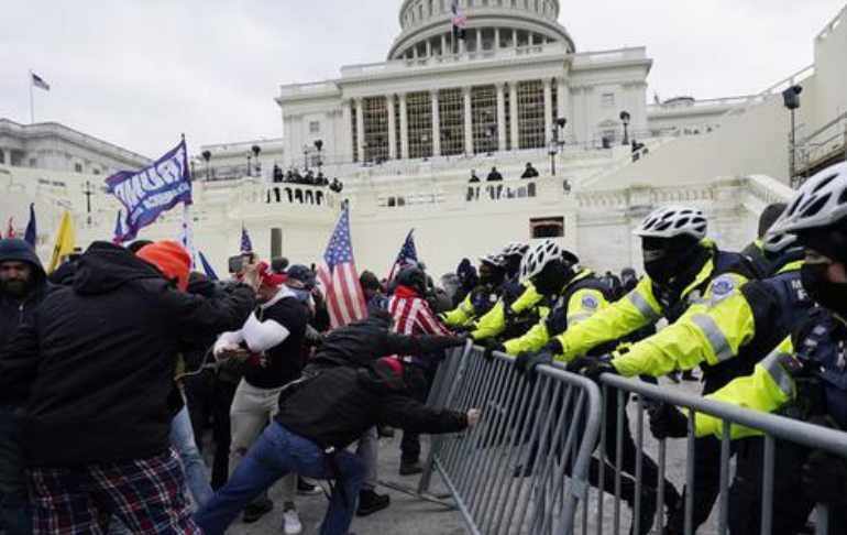 Estados Unidos: condenan a 5 años de cárcel a hombre que agredió a policías en el Capitolio