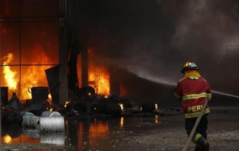 Bomberos atendieron 27 incendios en las primeras horas del 25 de diciembre