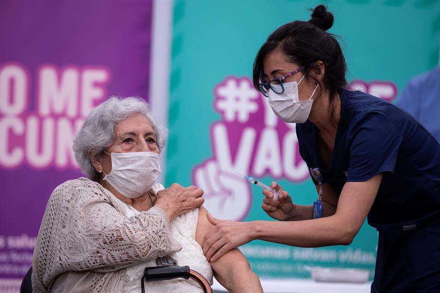 Portada: Chile comenzará a aplicar la cuarta dosis de la vacuna anticovid a mediados de febrero