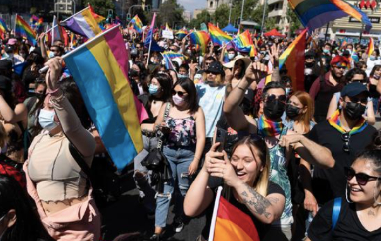 Portada: Chile aprueba matrimonio entre personas del mismo sexo
