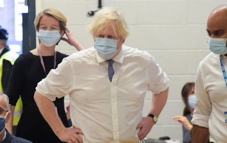 Portada: Reino Unido: Boris Johnson confirmó la primera muerte por la variante ómicron