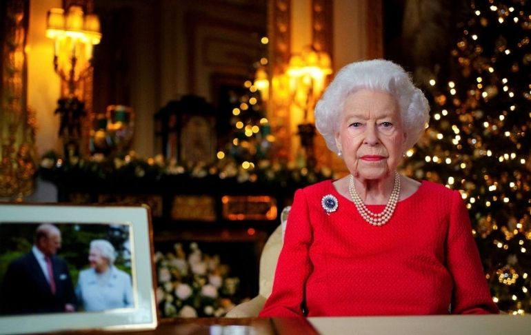 Isabel II rinde honor a su esposo en la primera Navidad sin él | VIDEO