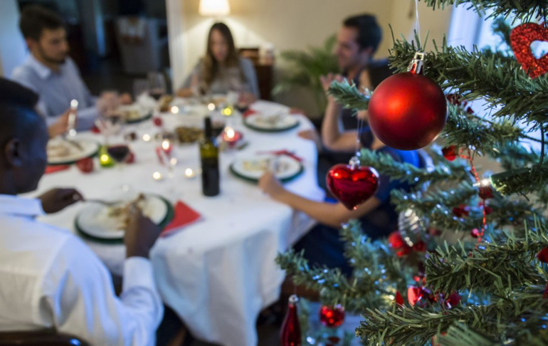 Portada: Gobierno prohíbe reuniones en domicilios durante Navidad y Año Nuevo