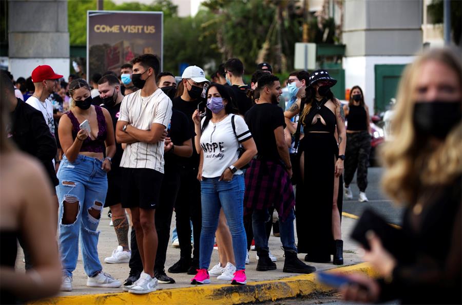 Portada: Puerto Rico impone ley seca y cierre de comercios nocturno por el coronavirus