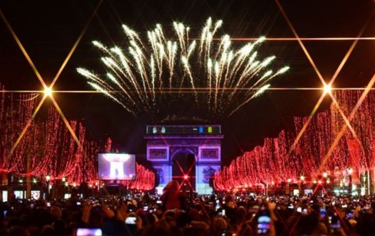 Portada: París anula fuegos artificiales y conciertos de fin de año en Campos Elíseos por la COVID-19