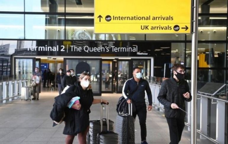 Reino Unido elimina la lista roja de viajes pero exigirá test COVID
