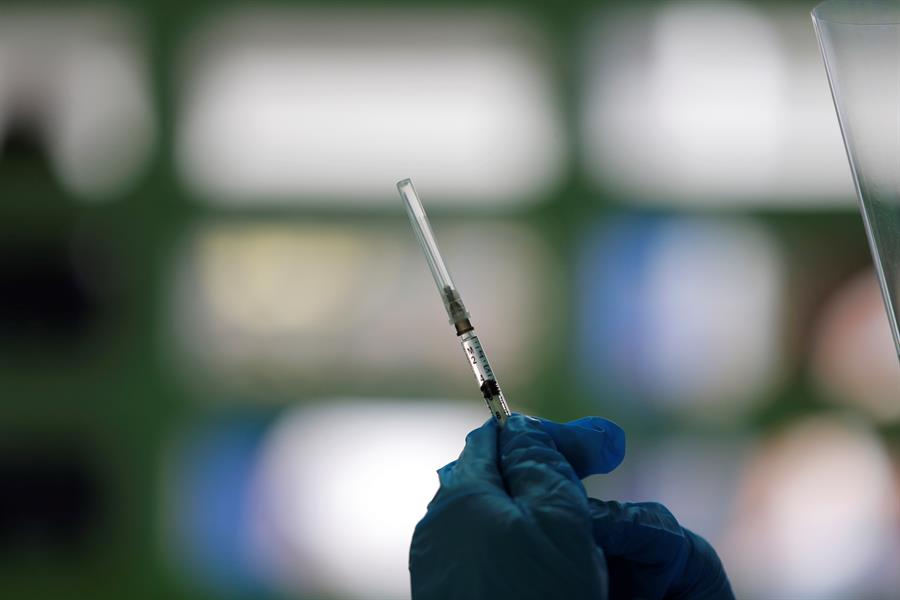 Portada: Las vacunas Sinovac y Pfizer no son efectivas contra la variante ómicron, según un estudio chino
