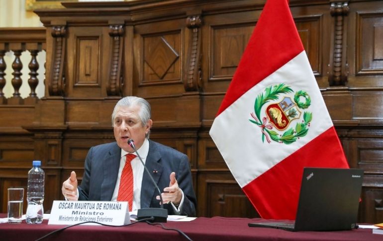Óscar Maúrtua invitó a su homólogo ecuatoriano a visitar el Perú para fortalecer los lazos de amistad