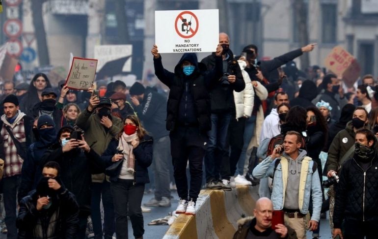 Portada: Bélgica: enfrentamientos durante protesta por restricciones contra la covid-19