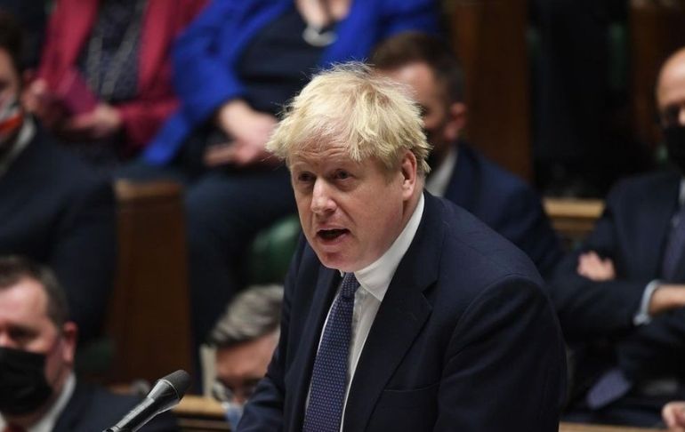 Boris Johnson se disculpa tras acudir a fiesta durante confinamiento por COVID-19