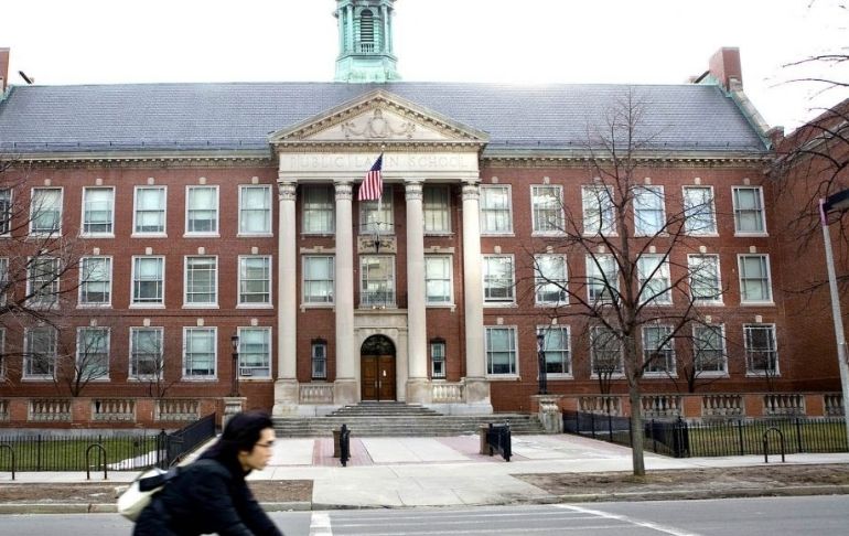 Estados Unidos espera mantener los colegios abiertos pese al alza de casos de covid-19