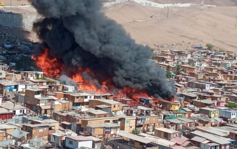 Portada: Chile: incendio en Iquique deja 100 viviendas quemadas y 400 damnificados | VIDEO