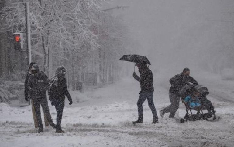 Estados Unidos: miles de vuelos cancelados por tormenta de nieve