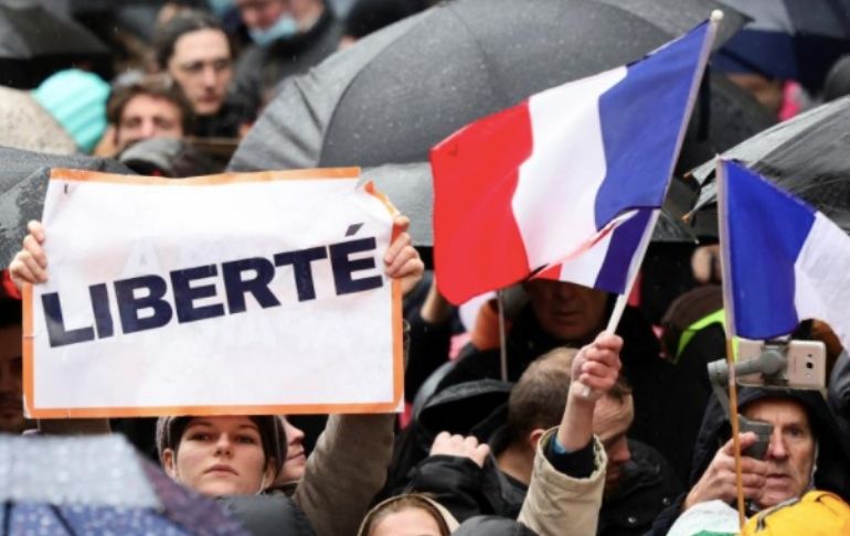 Portada: Más de 105 mil franceses protestaron contra medidas de Emmanuel Macron para presionar a los no vacunados