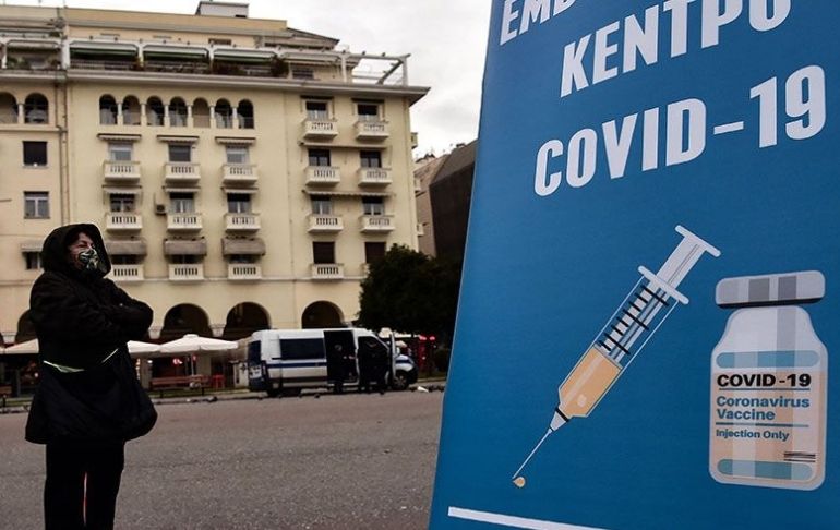 Portada: Grecia impone multas a los mayores de 60 años no vacunados