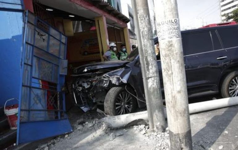 La Victoria: conductor de camioneta pierde control y se empotra contra sanguchería