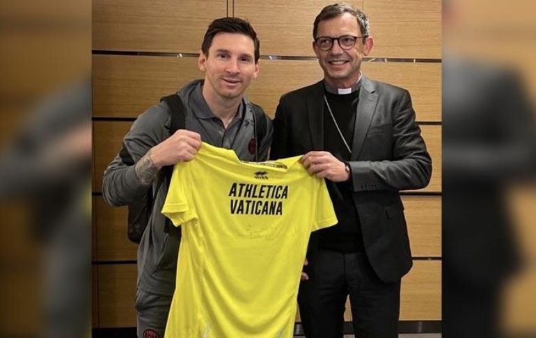 Lionel Messi recibió una camiseta firmada por el Papa Francisco