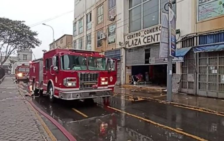 Portada: Mesa Redonda: bomberos continúan trabajando en galería afectada