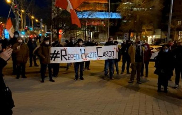 Portada: Activistas protestan ante la sede de Repsol en España por derrame de petróleo en Ventanilla