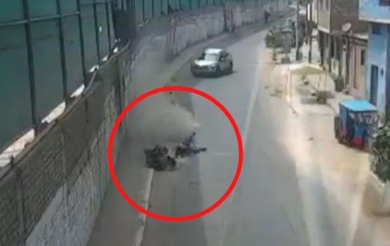 SMP: ocupantes de una moto salen ‘volando’ luego de que un auto les chocara