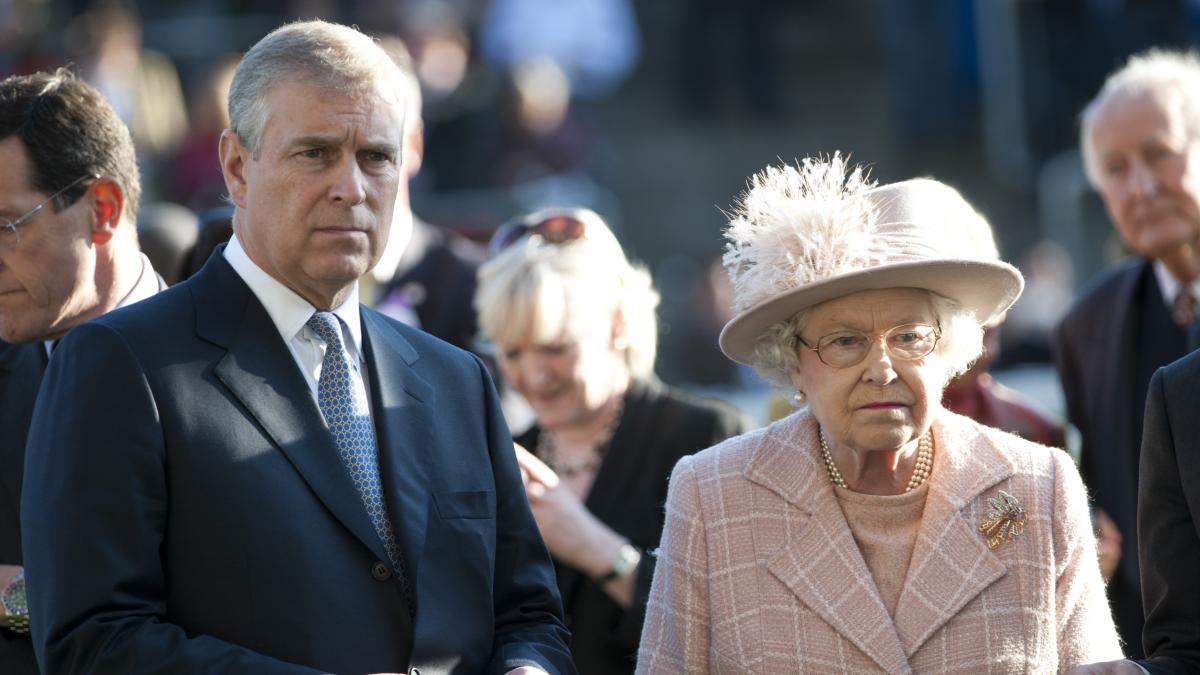 Reina Isabel retira títulos militares al príncipe Andrés por escándalo sexual a menor