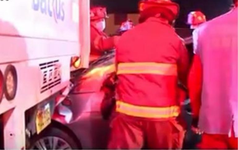 Portada: El Agustino: choque de auto contra tráiler en la Vía Evitamiento dejó tres personas heridas