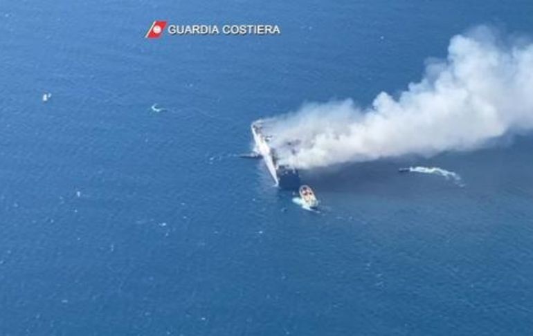 Portada: Grecia: tres heridos y dos hombres atrapados en el incendio de un ferry