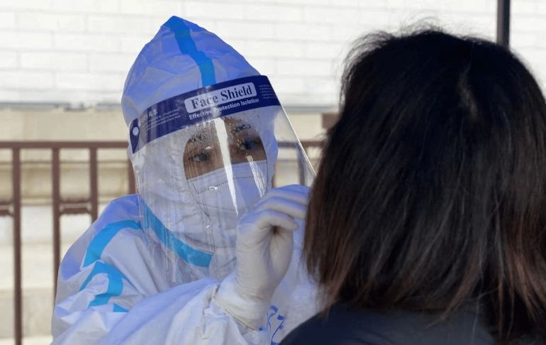 Portada: Hong Kong hará 3 test obligatorios de COVID-19 a todos sus habitantes tras avance de ómicron