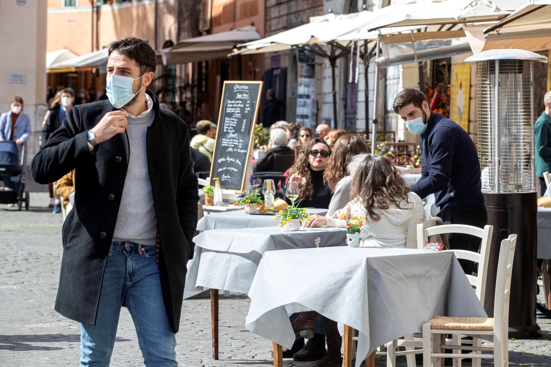 Portada: Italia eliminó uso de las mascarillas y abrió discotecas