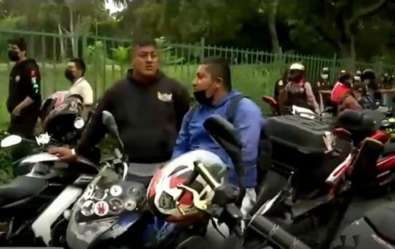 Motociclistas protestan contra norma que prohíbe a dos personas viajar en moto lineal