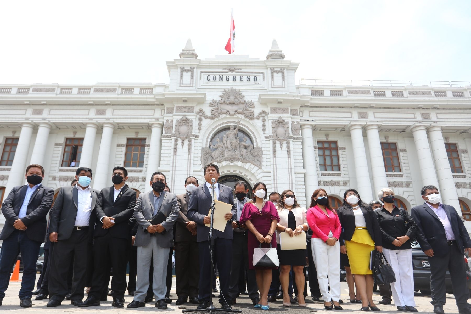 Bancada de Perú Libre huye cuando preguntan por joven violada en local partidario | VIDEO