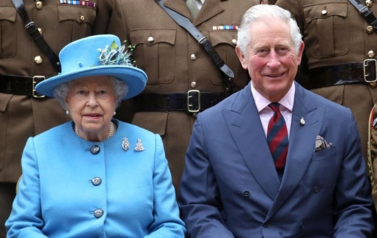 Reina Isabel II retoma sus actividades tras temor por contagio del príncipe Carlos