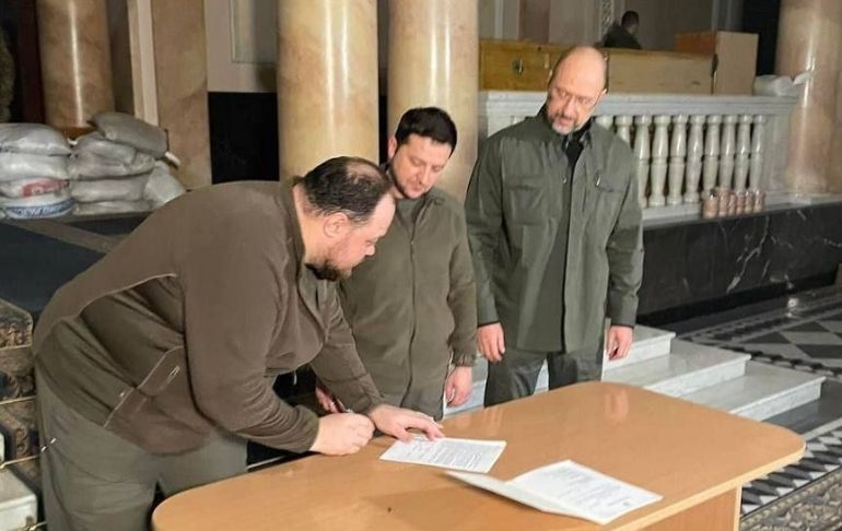 Zelensky firma la solicitud para la entrada “inmediata” de Ucrania en la Unión Europea