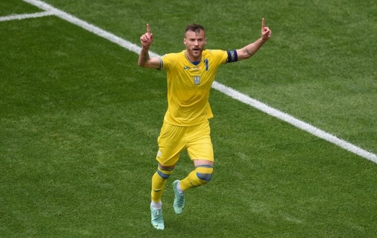 Portada: Jugador ucraniano Andriy Yarmolenko arremete contra el silencio de los futbolistas rusos