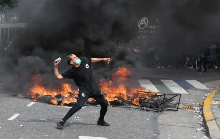 Portada: Argentina: manifestantes atacan con piedras el Congreso mientras se debate acuerdo con el FMI