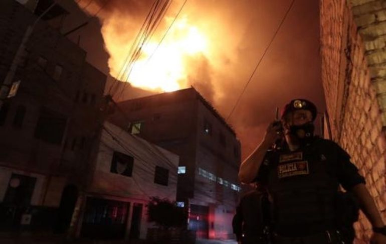 Portada: SJL: familias damnificadas y más de 20 viviendas afectadas tras incendio en fábrica clandestina