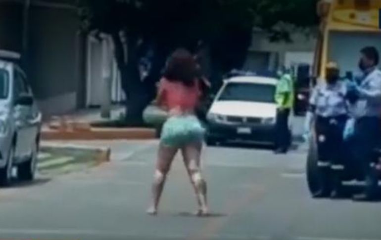 Surco: mujer con cortes en el cuerpo causó disturbios y bailó en plena calle
