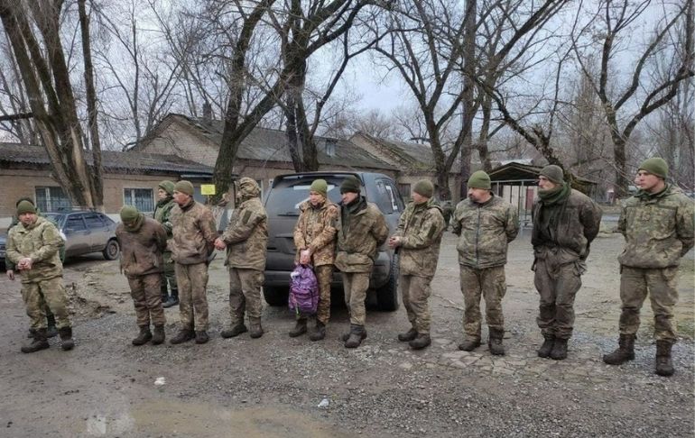 Ucrania y Rusia realizan el primer intercambio de prisioneros de guerra