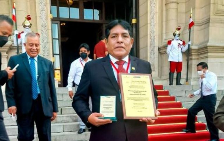 Pedro Castillo condecoró a alcalde sindicado como cabecilla de Los Tiranos del Centro